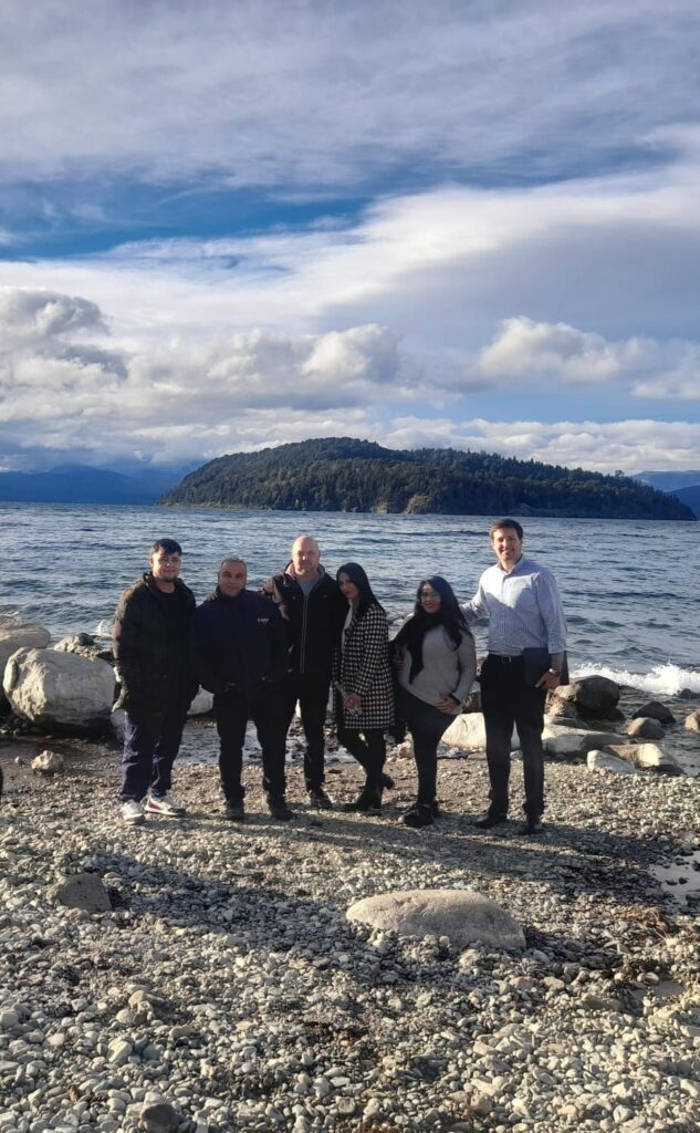 Equipo de Linser en Bariloche inaugurando un nuevo servicio de limpieza.