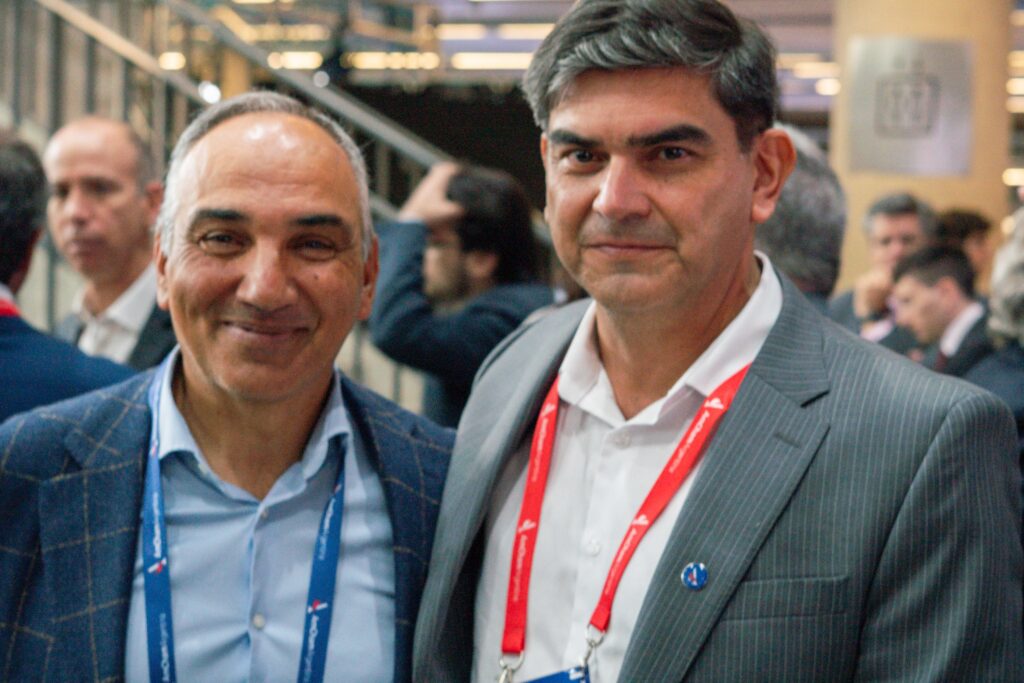 Diego Gutierrez, Gerente General de Linser, junto a Adrián Salvatore, Director de Legales en Central Puerto, durante el AmCham Summit 2026.