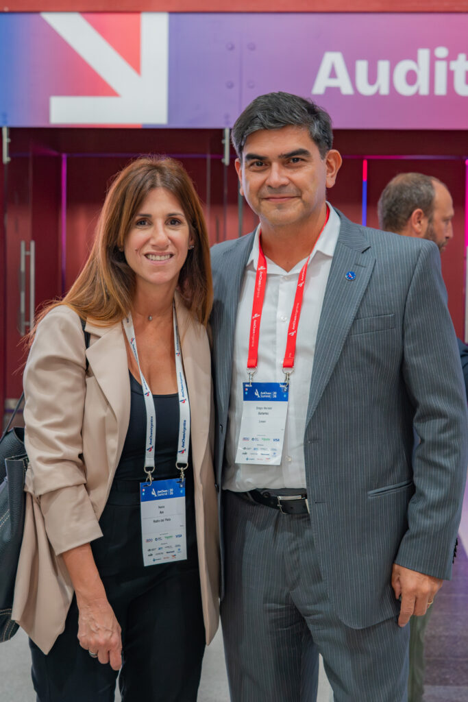 Diego Gutierrez, Gerente General de Linser, junto a Nuria Am, Periodista en Radio Del Plata, presentes en el AmCham Summit 2026.