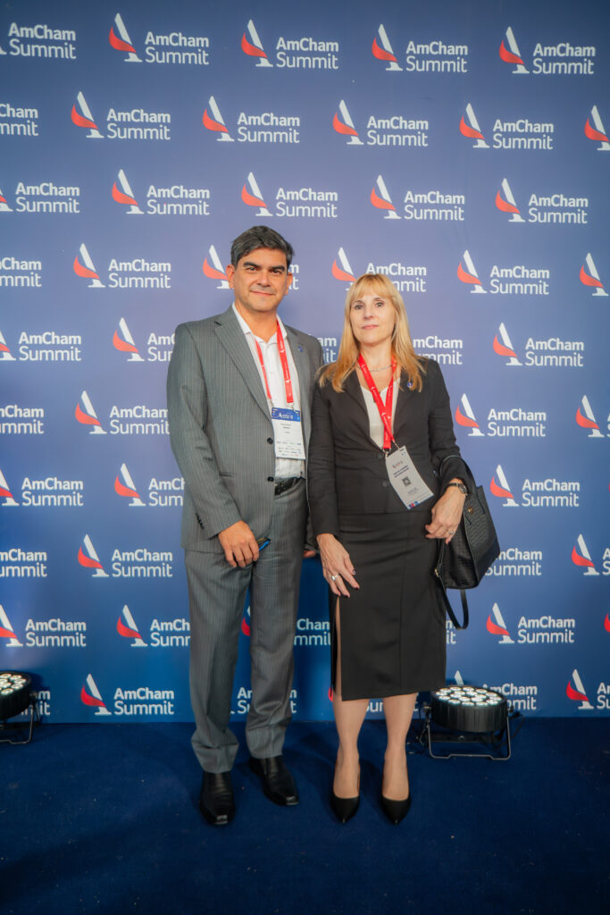 Diego Gutierrez, Gerente General de Linser, junto a Elba Bocafusca, Gerente de Capital Humano y Relaciones Institucionales de Linser, presentes en el AmCham Summit 2026.