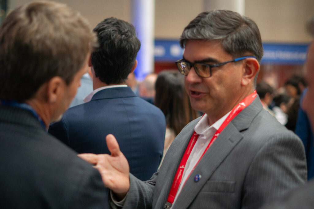 Diego Gutierrez, Gerente General de Linser, interactuando en el AmCham Summit 2026.